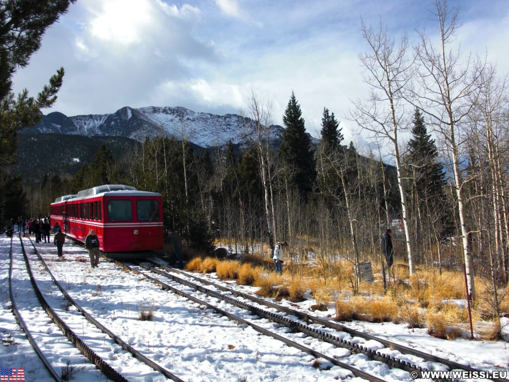 Manitou and Pikes Peak Railway. Eine Fahrt mit der Manitou and Pikes Peak Cog Railway auf den 4301m hohen Hausberg der Stadt endet mit einem spektakulären Rundumblick über die Rockies. Alternativ führt auch eine Autostraße auf den Gipfel.. - Eisenbahn, Pikes Peak, Bahn, Manitou and Pikes Peak Railway, Pikes Peak Cog Railway, Zahnradbahn - (Old Mountain View (historical), Cascade, Colorado, Vereinigte Staaten)