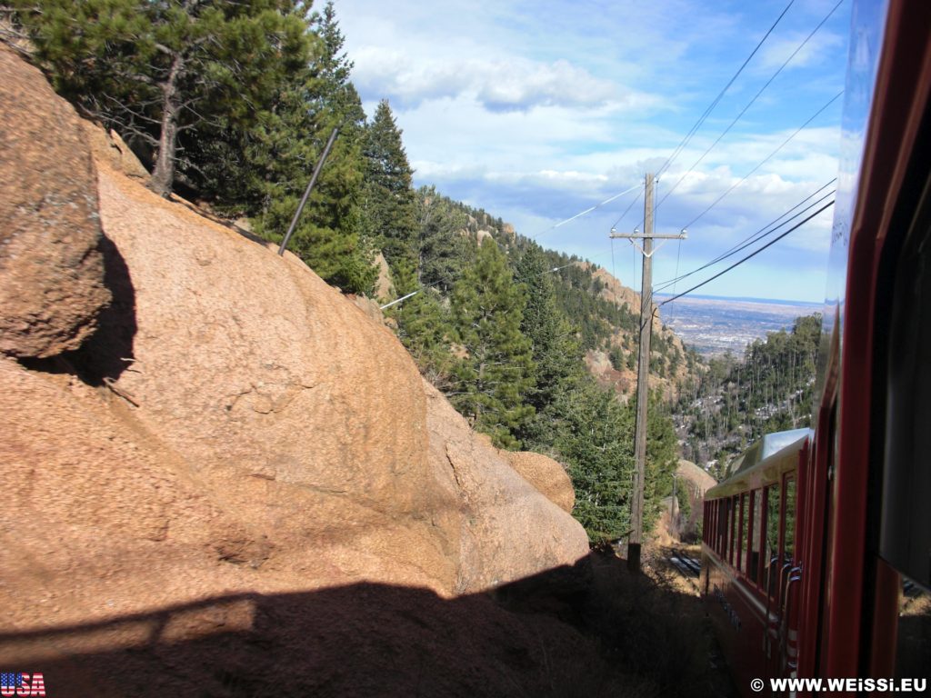 Manitou and Pikes Peak Railway. Eine Fahrt mit der Manitou and Pikes Peak Cog Railway auf den 4301m hohen Hausberg der Stadt endet mit einem spektakulären Rundumblick über die Rockies. Alternativ führt auch eine Autostraße auf den Gipfel.. - Eisenbahn, Pikes Peak, Bahn, Manitou and Pikes Peak Railway, Pikes Peak Cog Railway, Zahnradbahn - (Midway, Cascade, Colorado, Vereinigte Staaten)