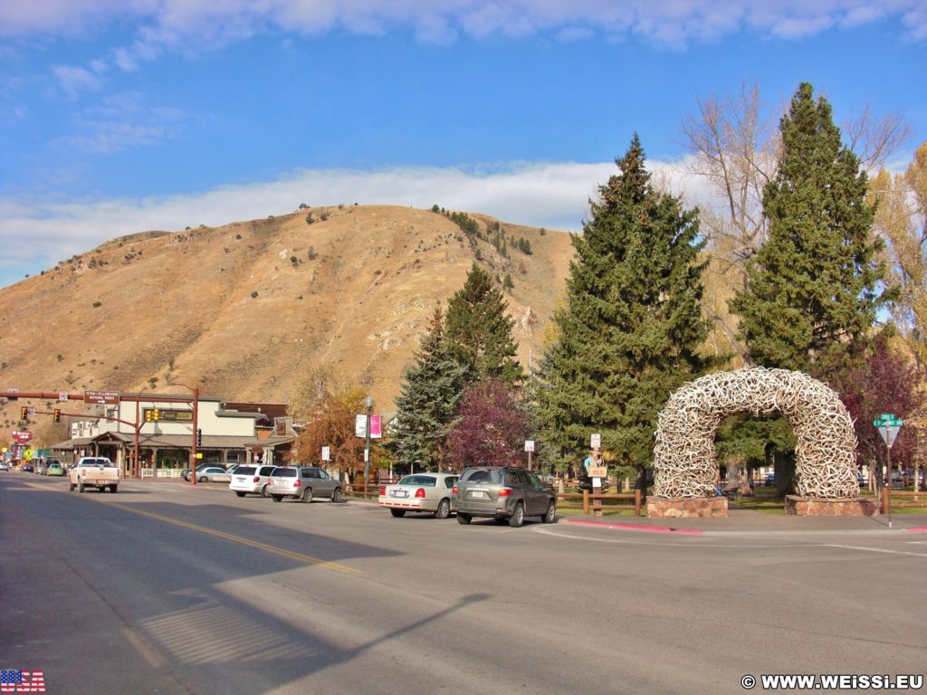 Jackson Hole. Antler Arches, Bögen aus Hirschgeweihen bilden den Eingang zum Town Square.. - Park, Elchgeweih, Antler Arches, Bögen, East Gros Ventre Butte, George Washington Memorial Park, Hirschgeweih, Town Square - (Jackson, Wyoming, Vereinigte Staaten)