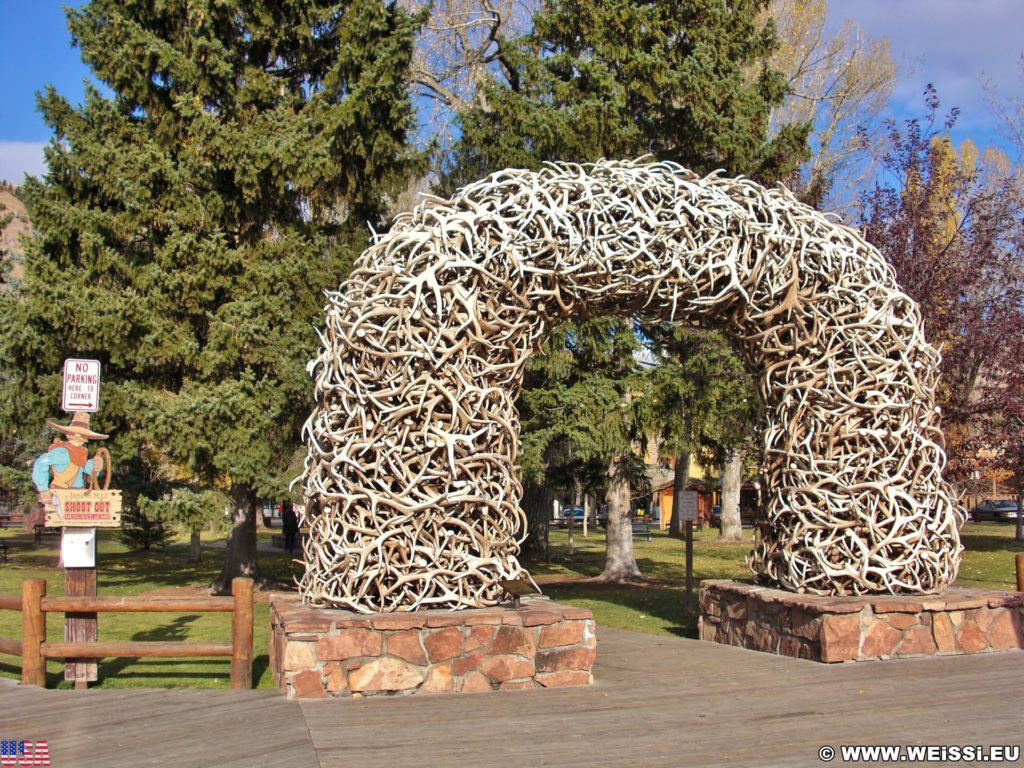 Jackson Hole. Antler Arches, Bögen aus Hirschgeweihen bilden den Eingang zum Town Square.. - Park, Elchgeweih, Antler Arches, Bögen, George Washington Memorial Park, Hirschgeweih, Town Square - (Jackson, Wyoming, Vereinigte Staaten)