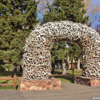 Jackson Hole. Antler Arches, Bögen aus Hirschgeweihen bilden den Eingang zum Town Square.. - Park, Elchgeweih, Antler Arches, Bögen, George Washington Memorial Park, Hirschgeweih, Town Square - (Jackson, Wyoming, Vereinigte Staaten)