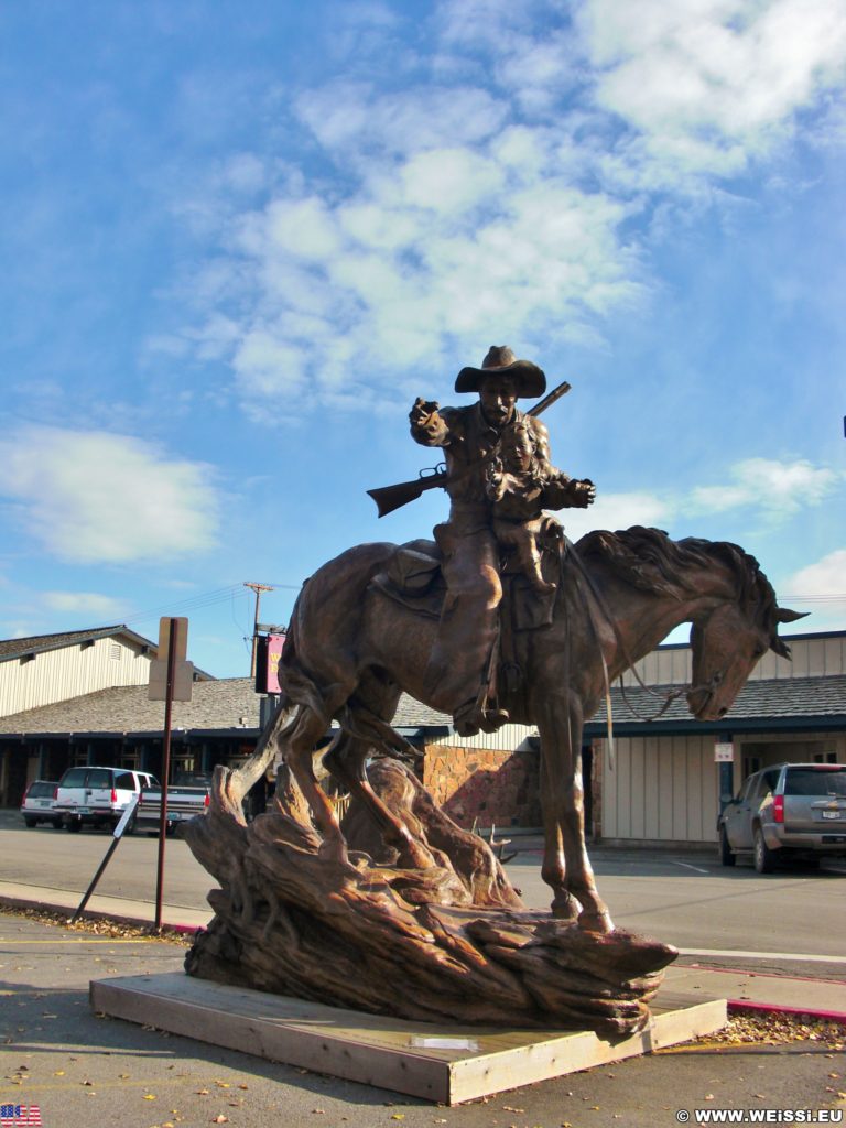 Jackson Hole. Statue in der Nähe der Mountain Trails Gallery in Jackson Wyoming. - Statue, Pferd, Reiter, Cowboy, Kind - (Jackson, Wyoming, Vereinigte Staaten)