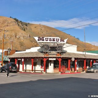 Jackson Hole. Museum. - Gebäude, Museum, Jackson Hole Historical Society & Museum, Fuhrwerk, Planwagen - (Jackson, Wyoming, Vereinigte Staaten)