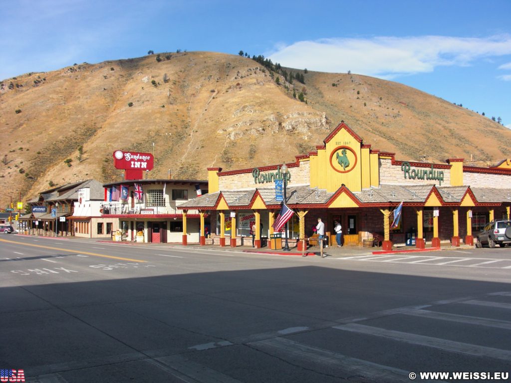 Jackson Hole. Gebäude in Jackson, Wyoming. - Gebäude, Berg, Hügel, East Gros Ventre Butte, Roundup, Sundance Inn - (Jackson, Wyoming, Vereinigte Staaten)