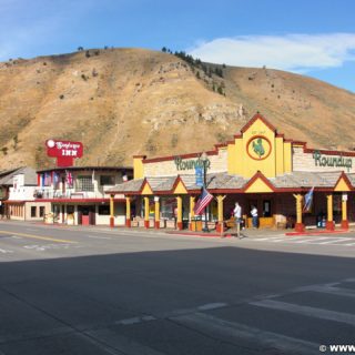 Jackson Hole. Gebäude in Jackson, Wyoming. - Gebäude, Berg, Hügel, East Gros Ventre Butte, Roundup, Sundance Inn - (Jackson, Wyoming, Vereinigte Staaten)