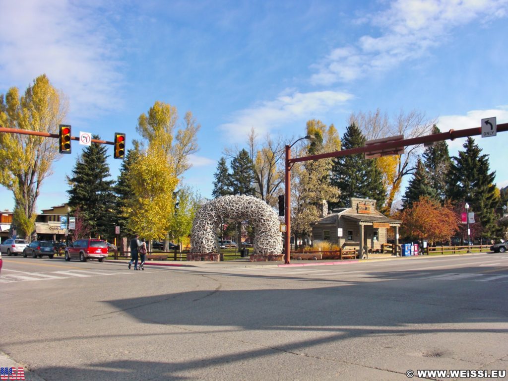 Jackson Hole. Antler Arches, Bögen aus Hirschgeweihen bilden den Eingang zum Town Square.. - Park, Elchgeweih, Antler Arches, Bögen, George Washington Memorial Park, Hirschgeweih, Town Square - (Jackson, Wyoming, Vereinigte Staaten)