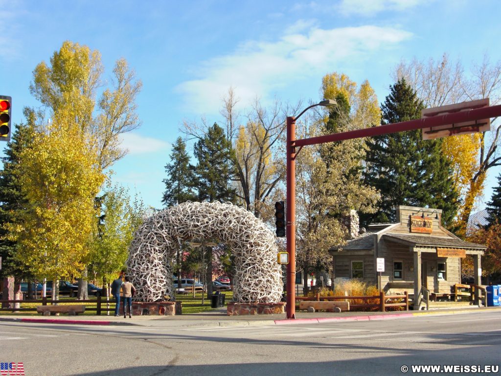 Jackson Hole. Antler Arches, Bögen aus Hirschgeweihen bilden den Eingang zum Town Square.. - Park, Elchgeweih, Antler Arches, Bögen, George Washington Memorial Park, Hirschgeweih, Town Square - (Jackson, Wyoming, Vereinigte Staaten)