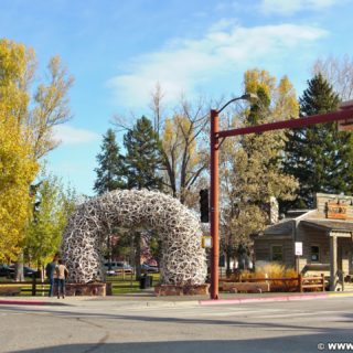 Jackson Hole. Antler Arches, Bögen aus Hirschgeweihen bilden den Eingang zum Town Square.. - Park, Elchgeweih, Antler Arches, Bögen, George Washington Memorial Park, Hirschgeweih, Town Square - (Jackson, Wyoming, Vereinigte Staaten)