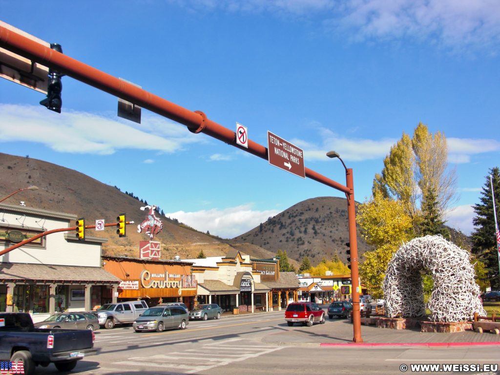 Jackson Hole. Restaurants und Geschäfte am Town Square in Jackson, Wyoming. - Gebäude, Million Dollar Cowboy Bar, Antler Arches, Town Square, Cadillac Restaurant, Geschäfte - (Jackson, Wyoming, Vereinigte Staaten)