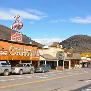 Jackson Hole. Restaurants und Geschäfte am Town Square in Jackson, Wyoming. - Gebäude, Million Dollar Cowboy Bar, Town Square, Cadillac Restaurant, Geschäfte - (Jackson, Wyoming, Vereinigte Staaten)