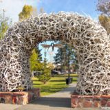 Jackson Hole. Antler Arches, Bögen aus Hirschgeweihen bilden den Eingang zum Town Square.. - Park, Elchgeweih, Antler Arches, Bögen, George Washington Memorial Park, Hirschgeweih, Town Square - (Jackson, Wyoming, Vereinigte Staaten)