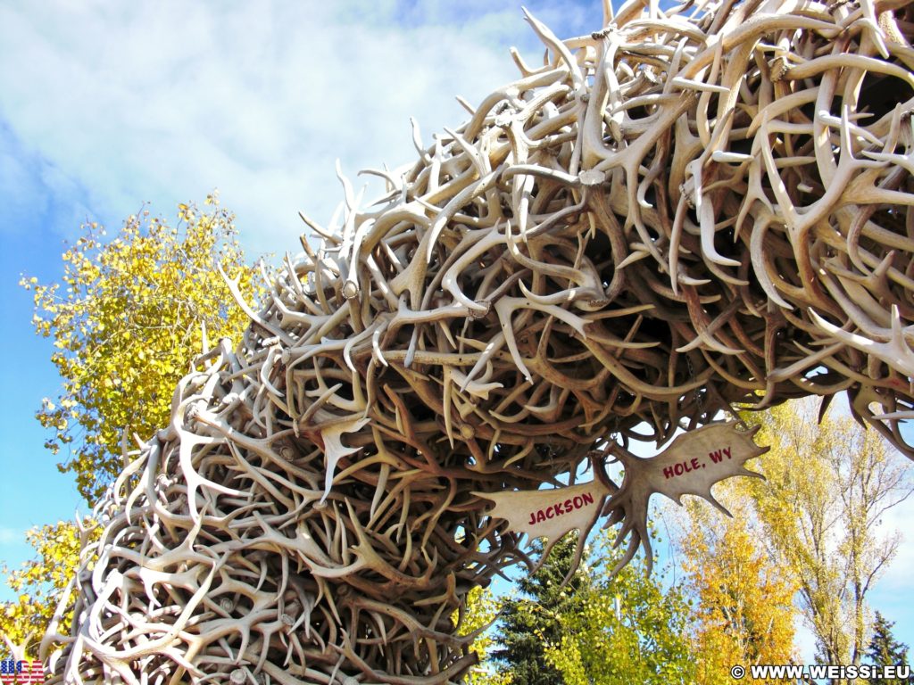 Jackson Hole. Antler Arches, Bögen aus Hirschgeweihen bilden den Eingang zum Town Square.. - Park, Elchgeweih, Antler Arches, Bögen, George Washington Memorial Park, Hirschgeweih, Town Square - (Jackson, Wyoming, Vereinigte Staaten)