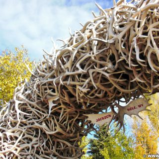 Jackson Hole. Antler Arches, Bögen aus Hirschgeweihen bilden den Eingang zum Town Square.. - Park, Elchgeweih, Antler Arches, Bögen, George Washington Memorial Park, Hirschgeweih, Town Square - (Jackson, Wyoming, Vereinigte Staaten)