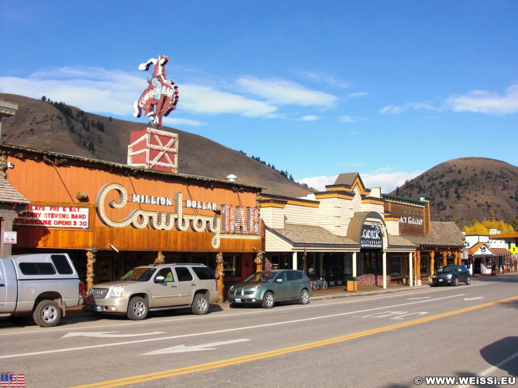 Jackson Hole. Restaurants und Geschäfte am Town Square in Jackson, Wyoming. - Gebäude, Werbeschrift, Leuchtschrift, Million Dollar Cowboy Bar, Town Square, Cadillac Restaurant, Geschäfte - (Jackson, Wyoming, Vereinigte Staaten)