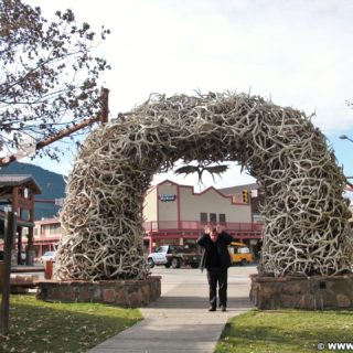 Jackson Hole. Antler Arches, Bögen aus Hirschgeweihen bilden den Eingang zum Town Square.. - Park, Elchgeweih, Antler Arches, Bögen, George Washington Memorial Park, Hirschgeweih, Town Square - WEISSINGER Andreas - (Jackson, Wyoming, Vereinigte Staaten)