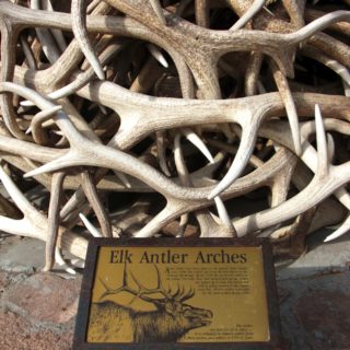 Jackson Hole. Antler Arches, Bögen aus Hirschgeweihen bilden den Eingang zum Town Square.. - Park, Elchgeweih, Antler Arches, Bögen, George Washington Memorial Park, Hirschgeweih, Town Square - (Jackson, Wyoming, Vereinigte Staaten)