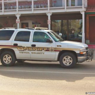 Jackson Hole. Sheriff auf Patrouille. - Auto, Chevrolet, Fahrzeug, KFZ, Patrouille, Sheriff - (Jackson, Wyoming, Vereinigte Staaten)