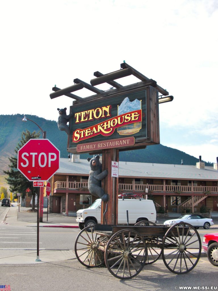 Jackson Hole. Werbeturm des Teton Steakhouse. - Schild, Tafel, Ankünder, Werbeturm, Leiterwagen - (Jackson, Wyoming, Vereinigte Staaten)