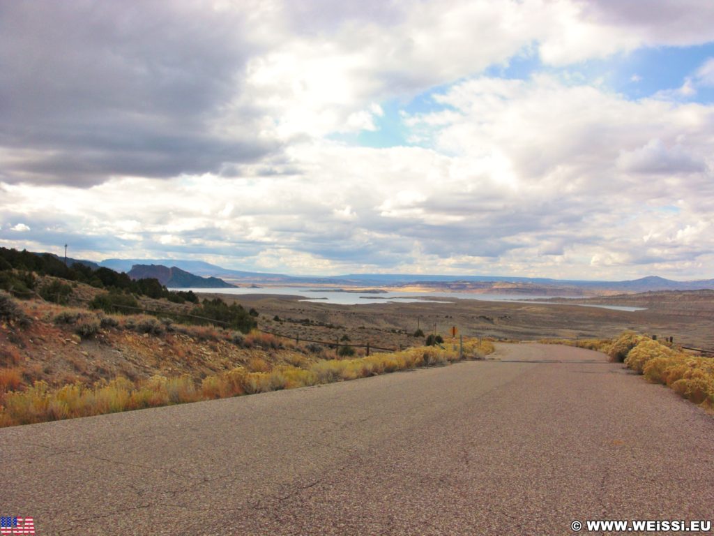 On the Road. Ausblick vom US-191 auf den Green River. - Strasse, Landschaft, Panorama, Fluss, Wasser, Green River - (Dutch John, Utah, Vereinigte Staaten)