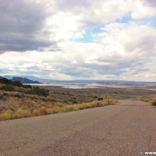 On the Road. Ausblick vom US-191 auf den Green River. - Strasse, Landschaft, Panorama, Fluss, Wasser, Green River - (Dutch John, Utah, Vereinigte Staaten)