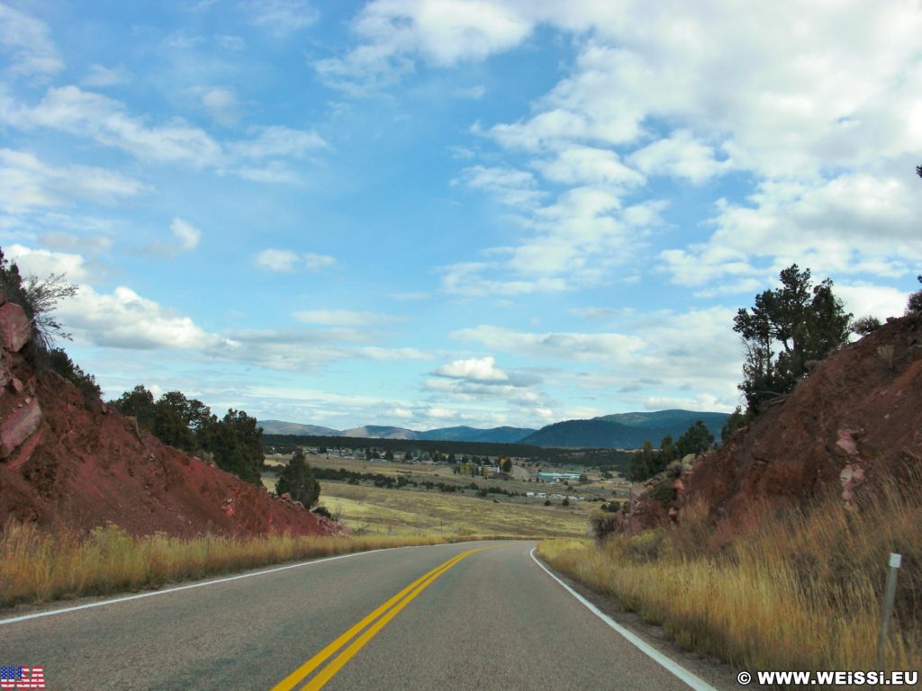 On the Road. US-191. - Landschaft, Panorama - (Dutch John, Utah, Vereinigte Staaten)