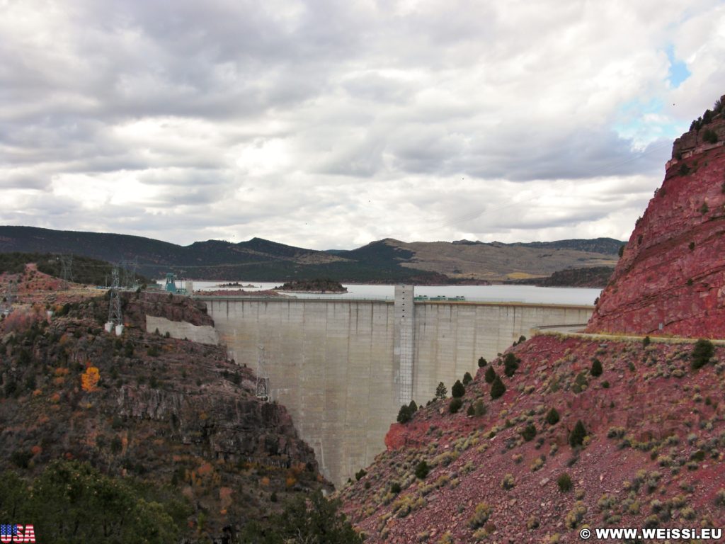 Flaming Gorge Reservoir. Der Flaming Gorge Dam staut das Wasser vom Green River auf. Ein am Fuße befindliches Wasserkraftwerk erzeugt Stom.. - Staumauer, Stausee, Green River, Bogenstaumauer, Flaming Gorge Dam - (Dutch John, Utah, Vereinigte Staaten)