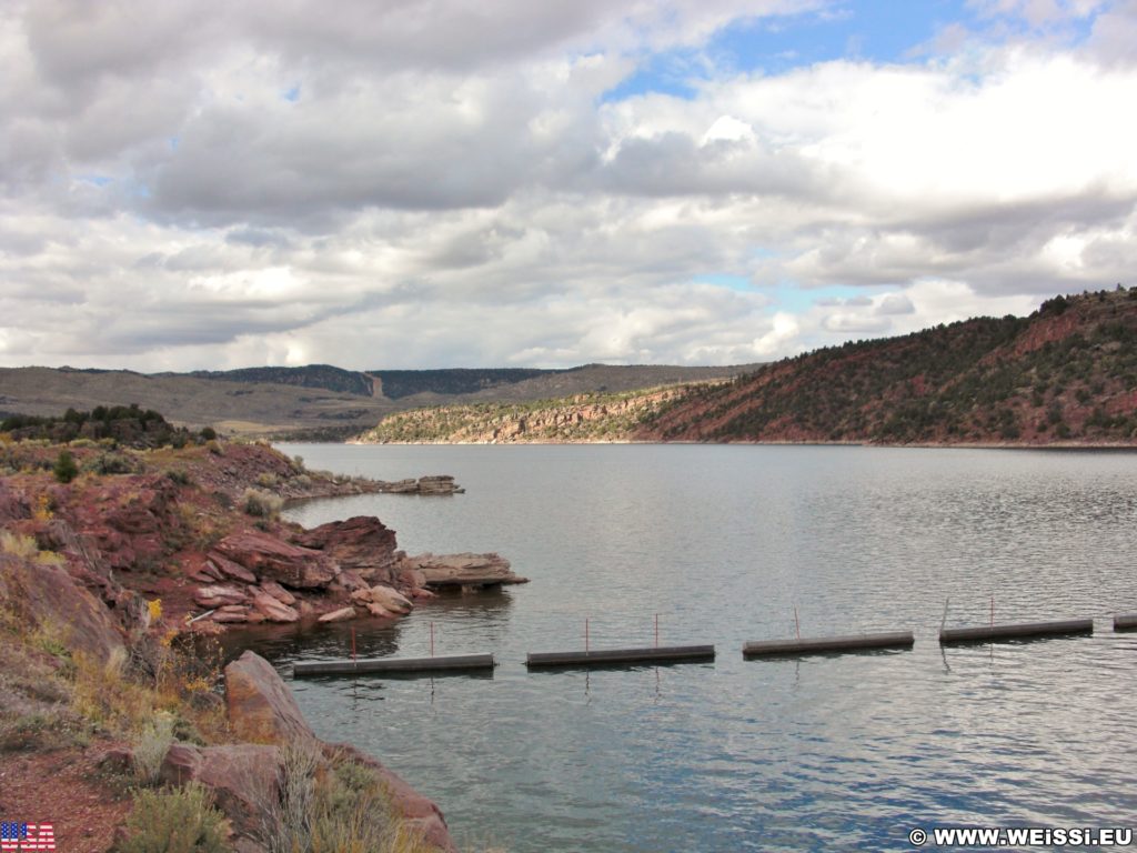 Flaming Gorge Reservoir. Der Flaming Gorge Dam staut das Wasser vom Green River auf. Ein am Fuße befindliches Wasserkraftwerk erzeugt Stom.. - Staumauer, Stausee, Green River, Bogenstaumauer, Flaming Gorge Dam - (Dutch John, Utah, Vereinigte Staaten)