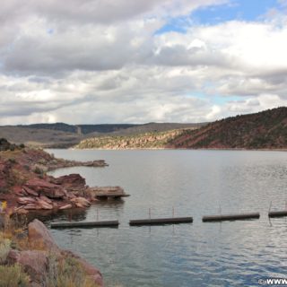 Flaming Gorge Reservoir. Der Flaming Gorge Dam staut das Wasser vom Green River auf. Ein am Fuße befindliches Wasserkraftwerk erzeugt Stom.. - Staumauer, Stausee, Green River, Bogenstaumauer, Flaming Gorge Dam - (Dutch John, Utah, Vereinigte Staaten)
