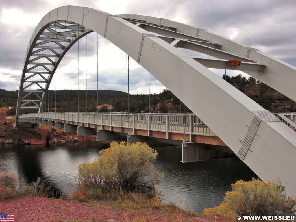 Cart Creek Bridge. eine Bogenbrücke im Flaming Gorge Reservoir. - Brücke, Bogenbrücke, Cart Creek Bridge - (Flaming Gorge Lodge, Dutch John, Utah, Vereinigte Staaten)
