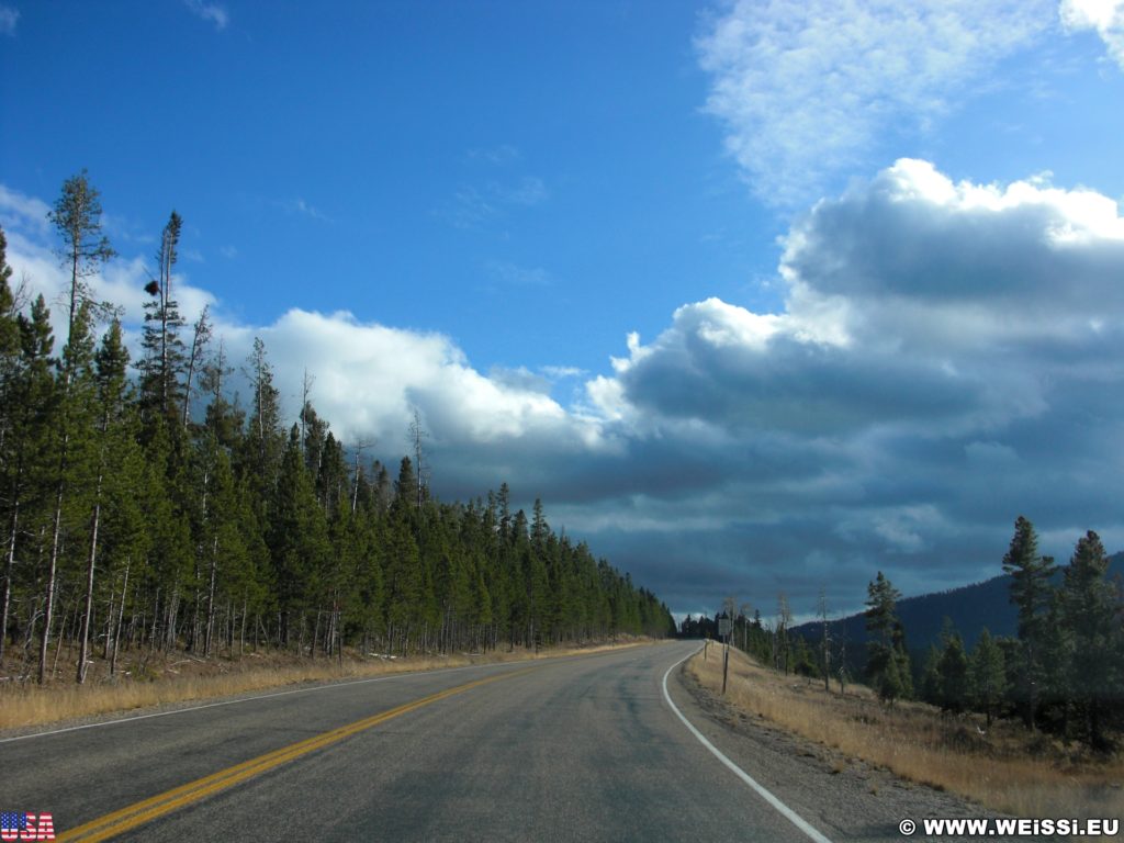 On the Road. - Landschaft, Panorama - (Deer Lodge Summer Home Area, Dutch John, Utah, Vereinigte Staaten)