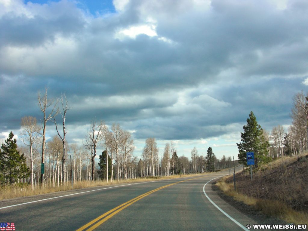 On the Road. - Landschaft, Panorama - (Deer Lodge Summer Home Area, Vernal, Utah, Vereinigte Staaten)