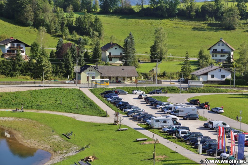 Ötschergräben - Bahnhof Wienerbruck. Der ÖBB-Bahnhof Wienerbruck-Josefsberg liegt an der schmalspur Strecke der Mariazellerbahn. Wienerbruck ist ein beliebter Ausgangspunkt für Wanderungen in die Ötschergräben.. - Gebäude, Haus, Autos, Parkplatz, Ötschergräben, Bahnhof, Bahnsteig - (Wienerbruck, Lassingrotte, Niederösterreich, Österreich)