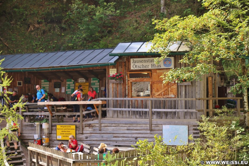 Ötschergräben - Der Grand Canyon Niederösterreichs, Ötscherhias. Die Einkehr bei der Jausenstation Ötscherhias ist Pflicht! - Leider muss man aufgrund von Behördenauflagen (Errichtung einer Kläranlage aus Umweltschutz-Gründen) zukünftig auf Gulaschsuppe und Eierspeise verzichten. :-(. - Gebäude, Haus, Hütte, Holzhütte, Ötschergräben, Vordere Ötschergräben, Bewirtung, Gasthaus, Gasthof, Jausenstation - (Hagen, Mitterbach-Seerotte, Niederösterreich, Österreich)