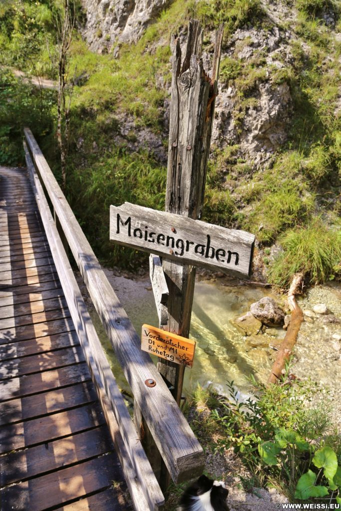 Ötschergräben - Der Grand Canyon Niederösterreichs. Am Weg durch die hinteren Ötschergräben sind die Schluchten, Felsformationen und die Landschaft fast noch eindrucksvoller!. - Brücke, Schild, Tafel, Wasser, Bach, Ötschergräben, Hintere Ötschergräben, Maisengraben - (Hagen, Mitterbach-Seerotte, Niederösterreich, Österreich)