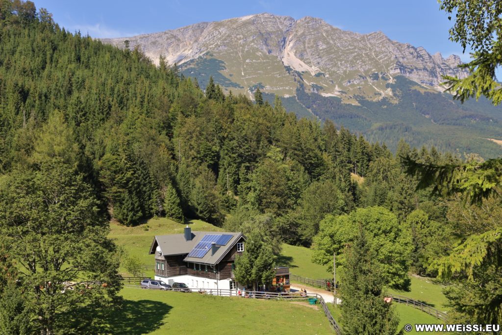 Ötschergräben - Schutzhaus Vorderötscher. Die Einkehrstation Schutzhaus Vorderötscher lockt nicht nur mit Speis und Trank, sondern auch mit einem preiswerten Matratzenlager oder netten Zimmern zum Übernachten. - Gebäude, Haus, Landschaft, Bäume, Berg, Ötschergräben, Hintere Ötschergräben, Ötscher, Schutzhaus Vorderötscher, Wiese - (Hagen, Mitterbach-Seerotte, Niederösterreich, Österreich)