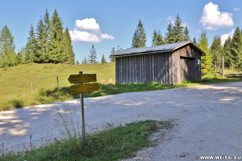 Ötschergräben - Ötscherstraße. Entlang der Ötscherstraße/Forststraße, welche sich endlos lang dahin zieht, geht es vorbei am Hagengut über den Erlaufstausee zum Bahnhof Erlaufklause wo man die Himmelstreppe (Zug) besteigt um wieder zum Ausgangspunkt Wienerbruck zurückzukehren.. - Gebäude, Strasse, Landschaft, Tafel, Bäume, Hütte, Weg, Beschilderung, Ötschergräben, Ötscherstraße, Scheune, Stadl - (Hagen, Mitterbach-Seerotte, Niederösterreich, Österreich)