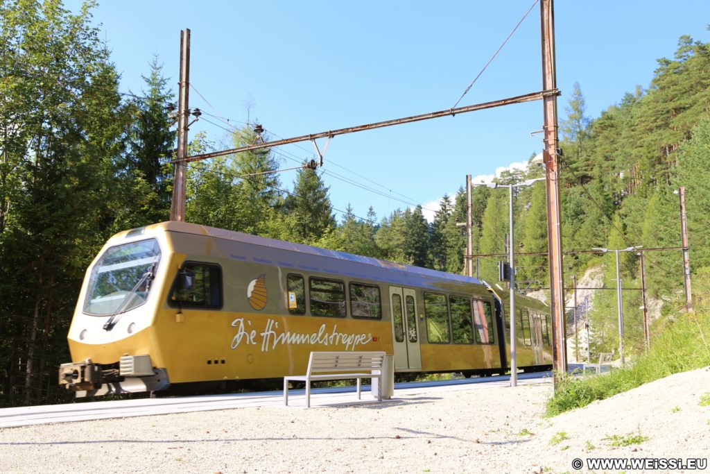 Ötschergräben - Bahnhof Erlaufklause. Entlang der Ötscherstraße/Forststraße, welche sich endlos lang dahin zieht, geht es vorbei am Hagengut über den Erlaufstausee zum Bahnhof Erlaufklause wo man die Himmelstreppe (Zug) besteigt um wieder zum Ausgangspunkt Wienerbruck zurückzukehren.. - Zug, Bank, Ötschergräben, Bahnhof, Bahnsteig, Ötscherstraße, Bahnhof Erlaufklause - (Hagen, Josefsrotte, Niederösterreich, Österreich)