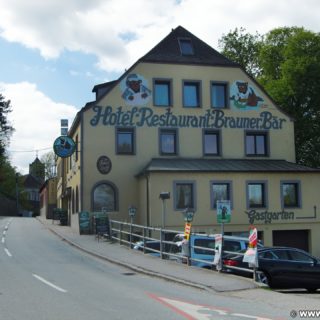 Hotel Restaurant Brauner Bär. Der - Braune Bär - ist ein Hotel und Restaurant und liegt an der Hauptstraße in Greifenstein, direkt an der Donau. Ein großer Gastgarten lädt zu einem gemütlichen Getränk und gutem Essen ein.. - Gebäude, Hotel, Haus, Restaurant, Wanderung Tempelbergwarte Burg Greifenstein, Brauner Bär - (Greifenstein, Niederösterreich, Österreich)