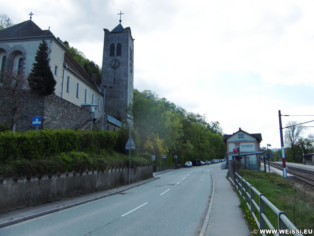 An der Hauptstraße in Greifenstein. - Gebäude, Kirche, Wanderung Tempelbergwarte Burg Greifenstein, Kirchturm, Wallfahrtskirche, Wallfahrtskirche Maria Sorg - (Greifenstein, Niederösterreich, Österreich)