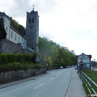 An der Hauptstraße in Greifenstein. - Gebäude, Kirche, Wanderung Tempelbergwarte Burg Greifenstein, Kirchturm, Wallfahrtskirche, Wallfahrtskirche Maria Sorg - (Greifenstein, Niederösterreich, Österreich)