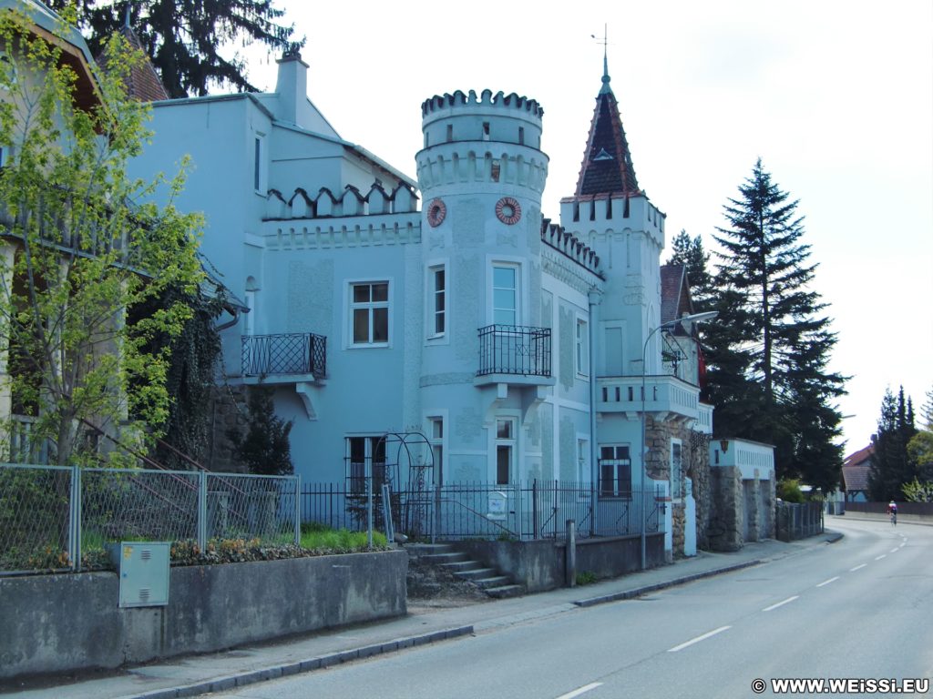 An der Hauptstraße in Greifenstein. - Wanderung Tempelbergwarte Burg Greifenstein - (Altenberg, Greifenstein, Niederösterreich, Österreich)