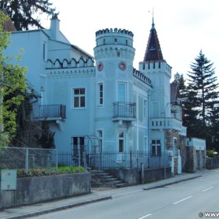 An der Hauptstraße in Greifenstein. - Wanderung Tempelbergwarte Burg Greifenstein - (Altenberg, Greifenstein, Niederösterreich, Österreich)