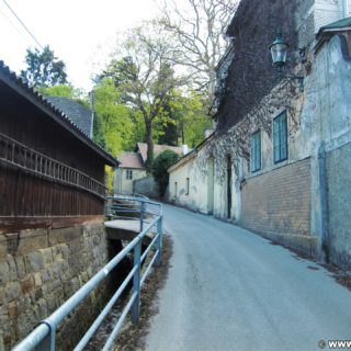 Aufstieg zur Tempelbergwarte. Über die Adolf Lorenz Gasse gelangt man zum Aufstieg auf den Tempelberg. - Wanderung Tempelbergwarte Burg Greifenstein - (Altenberg, Greifenstein, Niederösterreich, Österreich)