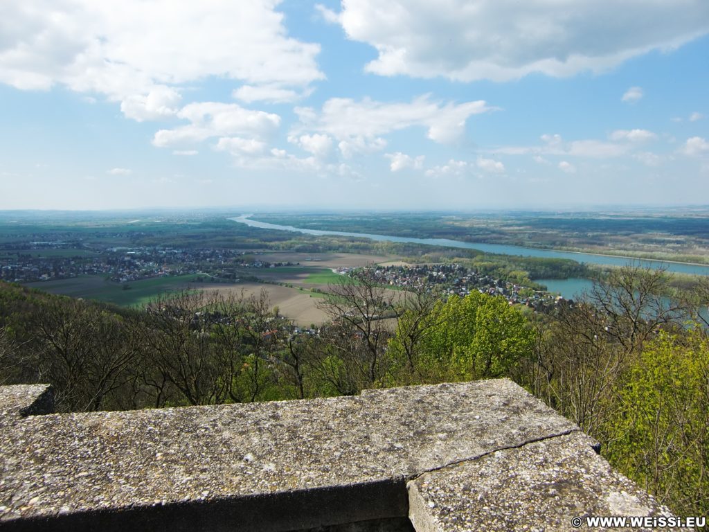 Ausblick von der Tempelbergwarte. Vom Aussichtsturm am Tempelberg bietet sich ein spektakulärer Ausblick auf das Tullnerfeld (Tullner Becken), die Burg Greifenstein, die Donau und das Kraftwerk Greifensten.. - Fluss, Wasser, Wanderung Tempelbergwarte Burg Greifenstein, Tullner Becken, Tullnerfeld, Donau - (Altenberg, Greifenstein, Niederösterreich, Österreich)