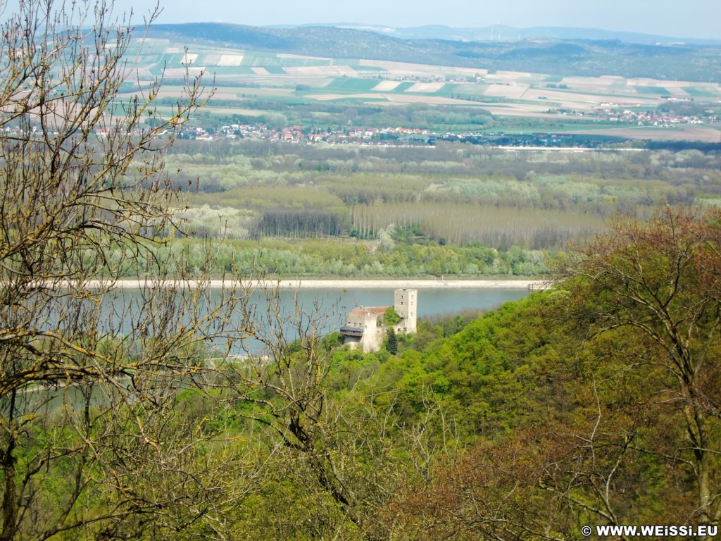 Ausblick von der Tempelbergwarte. Vom Aussichtsturm am Tempelberg bietet sich ein spektakulärer Ausblick auf das Tullnerfeld (Tullner Becken), die Burg Greifenstein, die Donau und das Kraftwerk Greifensten.. - Gebäude, Fluss, Burg, Wasser, Wanderung Tempelbergwarte Burg Greifenstein, Donau, Burg Greifenstein, Höhenburg, Ritterburg - (Altenberg, Greifenstein, Niederösterreich, Österreich)