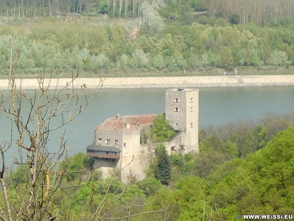 Ausblick von der Tempelbergwarte. Vom Aussichtsturm am Tempelberg bietet sich ein spektakulärer Ausblick auf das Tullnerfeld (Tullner Becken), die Burg Greifenstein, die Donau und das Kraftwerk Greifensten.. - Gebäude, Fluss, Burg, Wasser, Wanderung Tempelbergwarte Burg Greifenstein, Donau, Burg Greifenstein, Höhenburg, Ritterburg - (Altenberg, Greifenstein, Niederösterreich, Österreich)