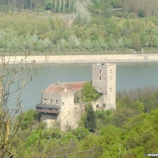 Ausblick von der Tempelbergwarte. Vom Aussichtsturm am Tempelberg bietet sich ein spektakulärer Ausblick auf das Tullnerfeld (Tullner Becken), die Burg Greifenstein, die Donau und das Kraftwerk Greifensten.. - Gebäude, Fluss, Burg, Wasser, Wanderung Tempelbergwarte Burg Greifenstein, Donau, Burg Greifenstein, Höhenburg, Ritterburg - (Altenberg, Greifenstein, Niederösterreich, Österreich)