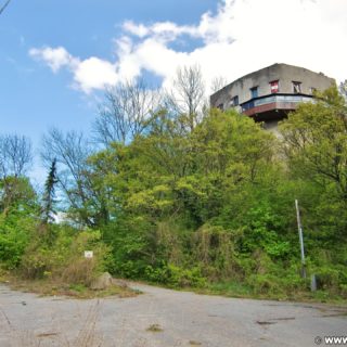 Burg Greifenstein. Die Burg Greifenstein liegt am südlichen Steilufer der Donau und diente früher der Überwachung des Donauknies bei der Wiener Pforte, dem Nordwesteingang Wiens. Die Grenze bildet der Bisamberg und Leopoldsberg.. - Gebäude, Burg, Wanderung Tempelbergwarte Burg Greifenstein, Burg Greifenstein, Höhenburg, Ritterburg, Wiener Pforte - (Greifenstein, Niederösterreich, Österreich)